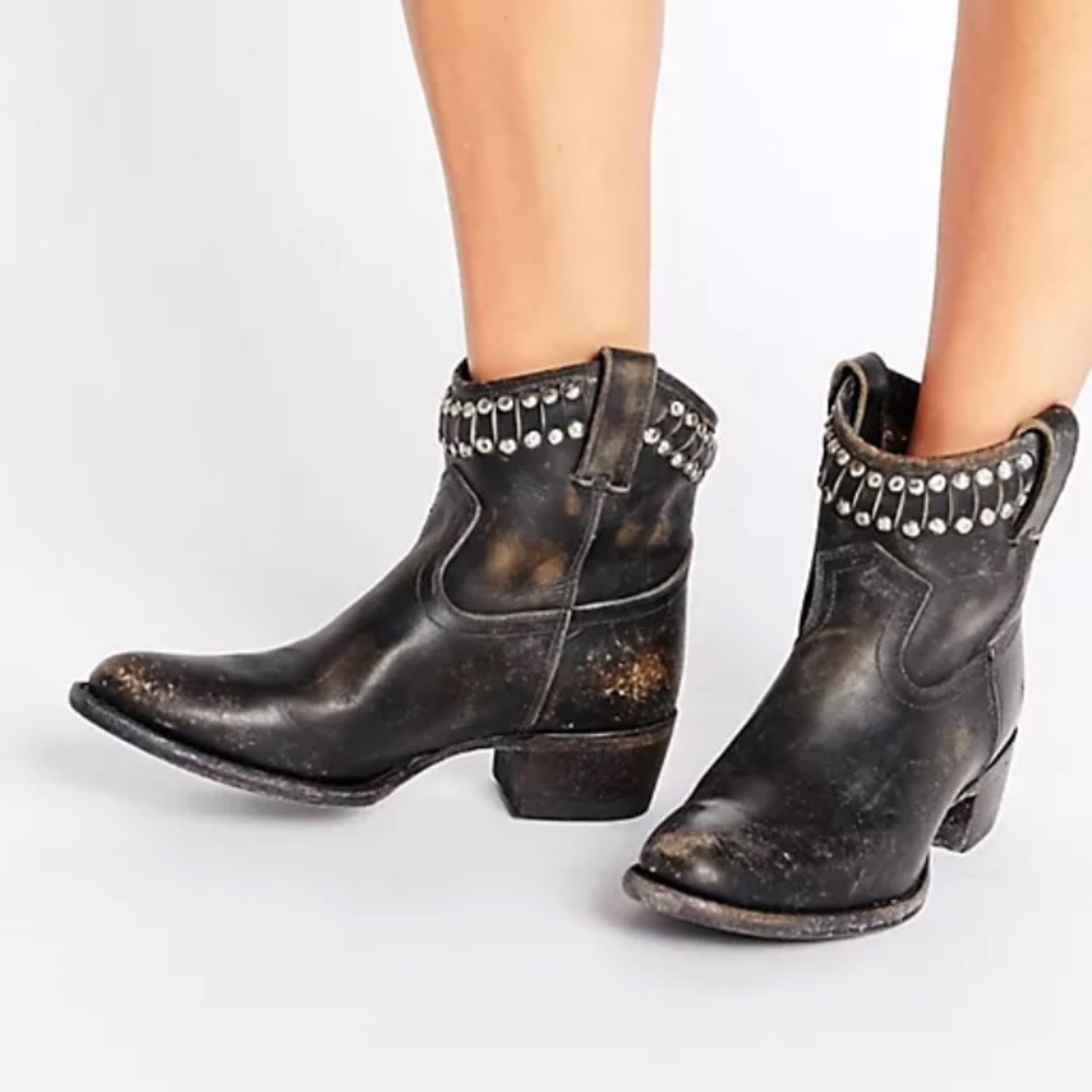 Frye Diana Cut Stud Short Ankle Boot Bootie 8 Distressed Black